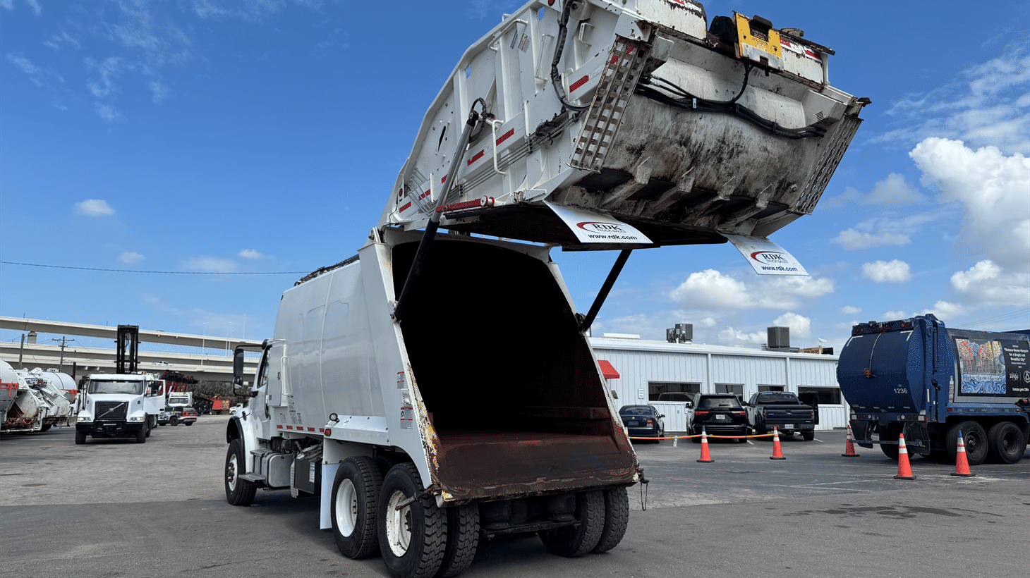 20_2022_freightliner_rear_loader_garbage_truck_108136_8