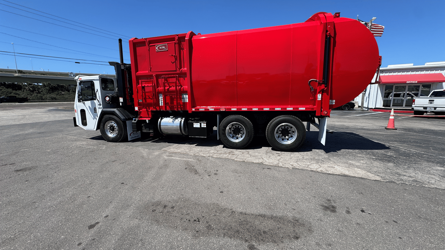 20_2024_battle_motors_side_loader_garbage_truck_108553_7