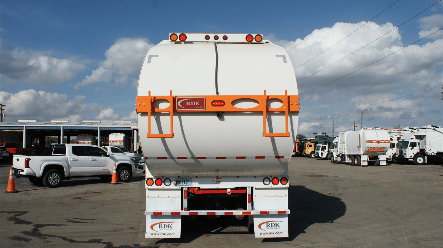 20_2024_battle_motors_side_loader_garbage_truck_109275_8