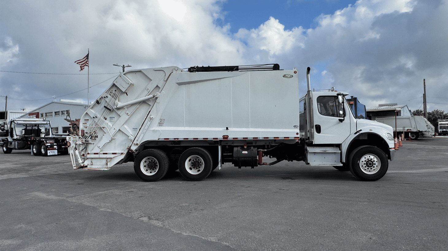 21_2020_freightliner_rear_loader_garbage_truck_108873_7