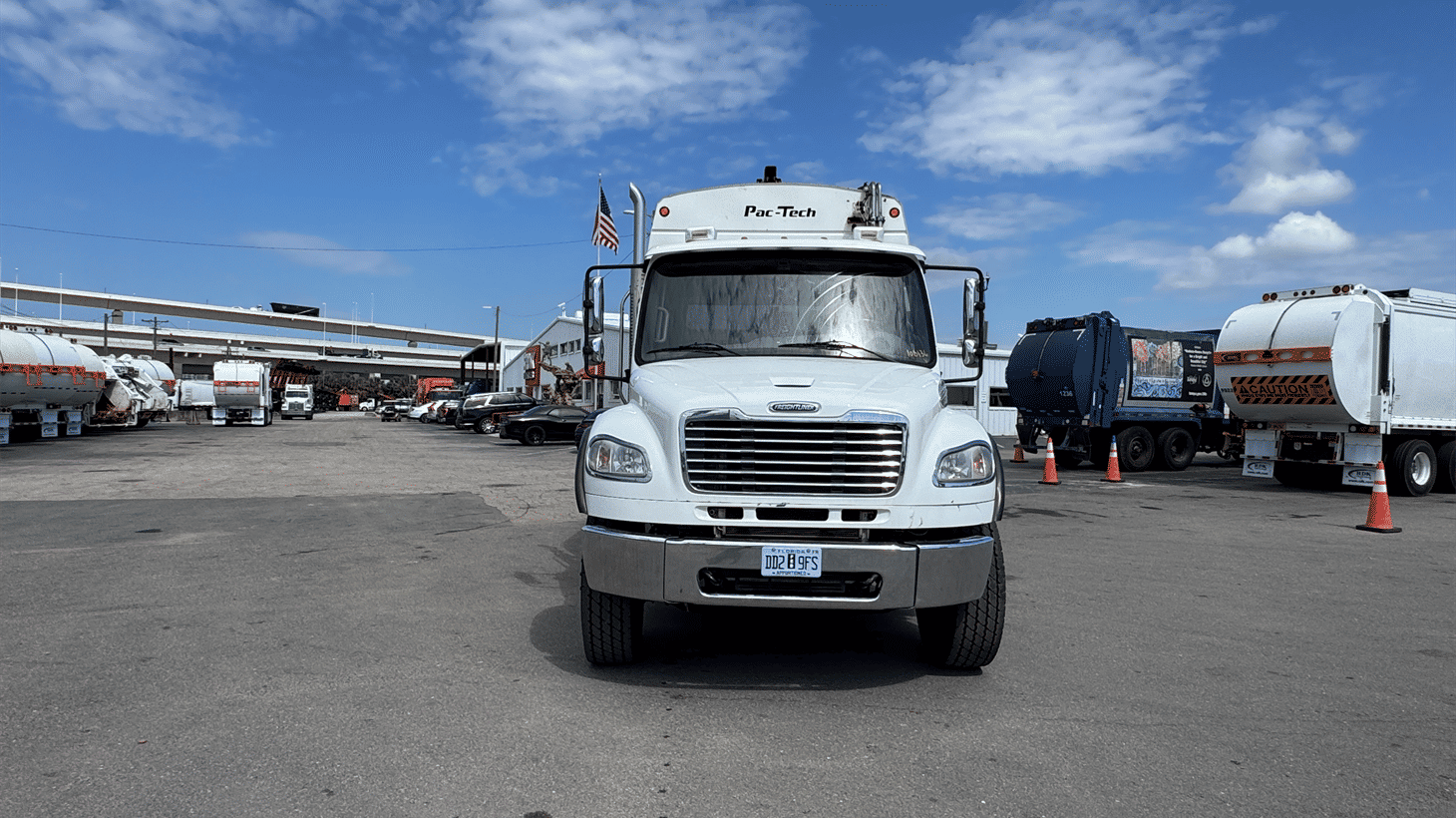 21_2022_freightliner_rear_loader_garbage_truck_108136_9