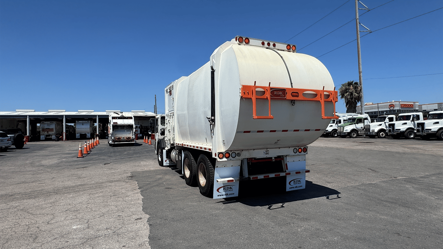 21_2024_battle_motors_side_loader_garbage_truck_108798_8