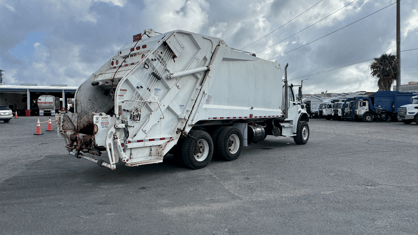 22_2020_freightliner_rear_loader_garbage_truck_108873_8