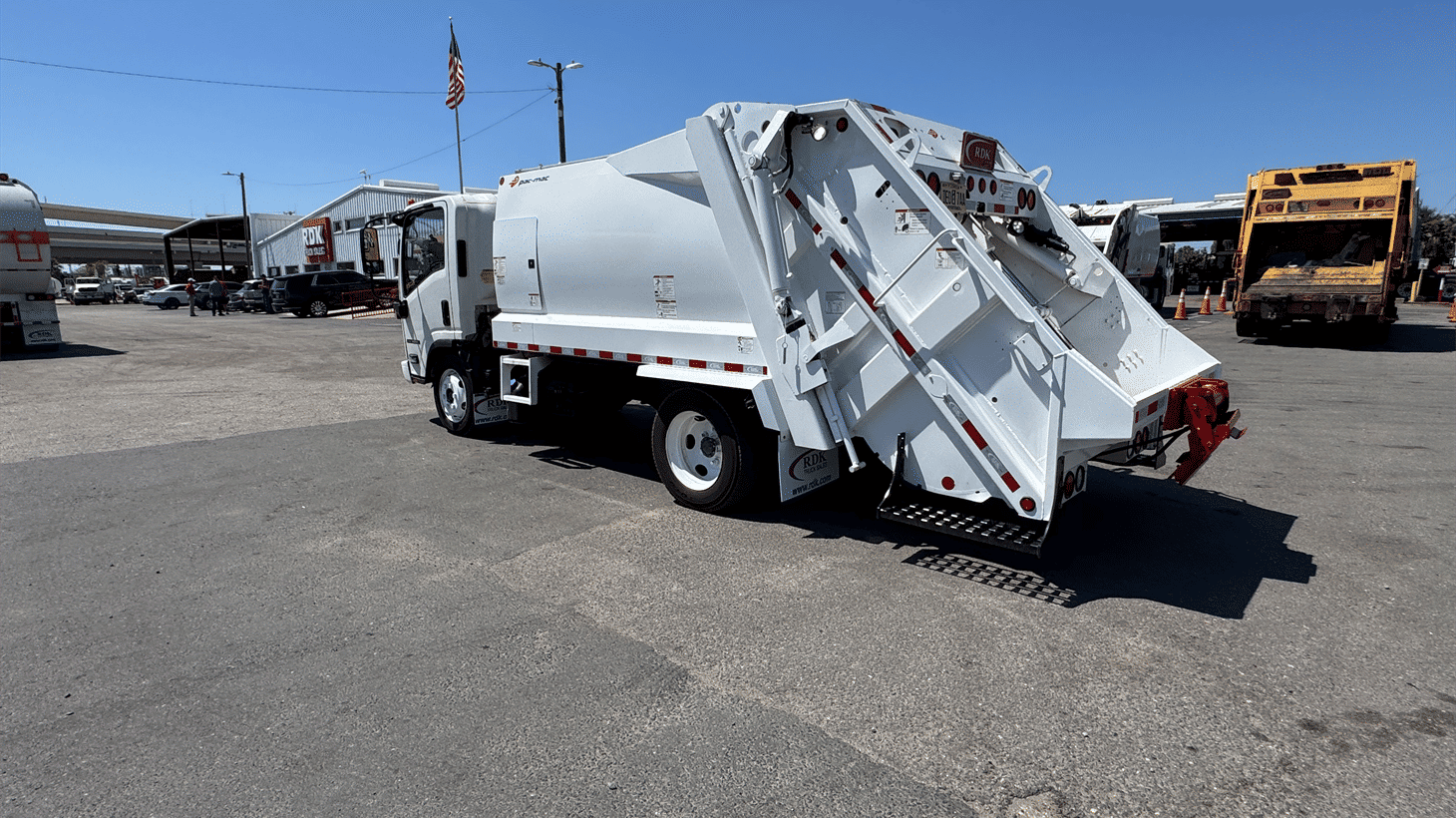 22_2022_isuzu_rear_loader_garbage_truck_108224_7