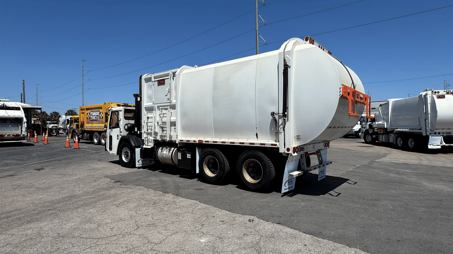 22_2024_battle_motors_side_loader_garbage_truck_108798_9