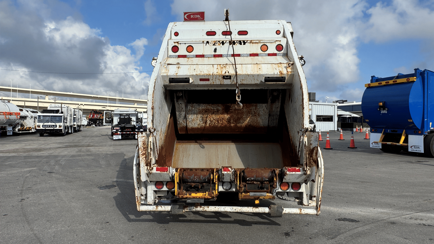 23_2020_freightliner_rear_loader_garbage_truck_108873_9