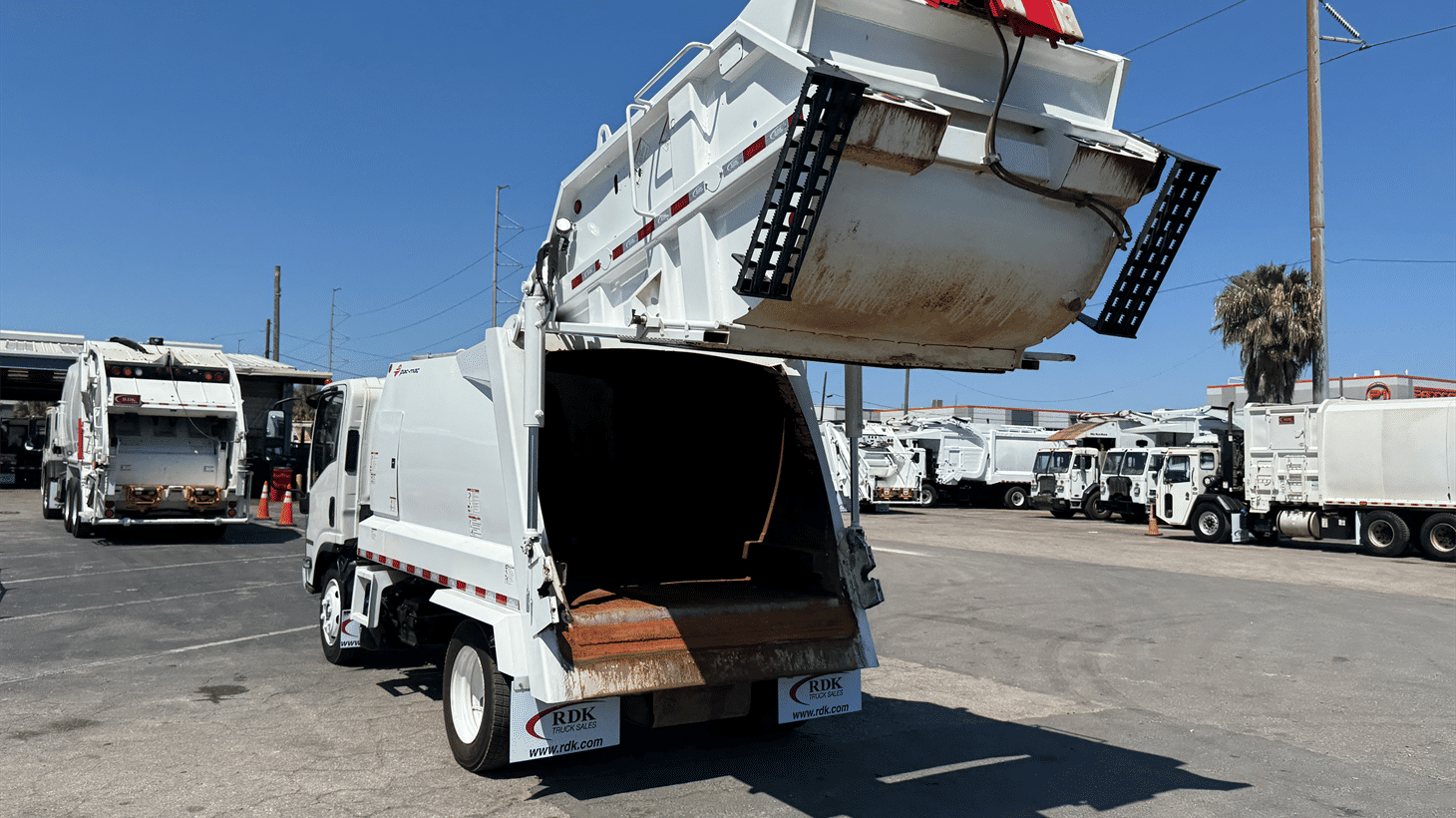24_2022_isuzu_rear_loader_garbage_truck_108224_9