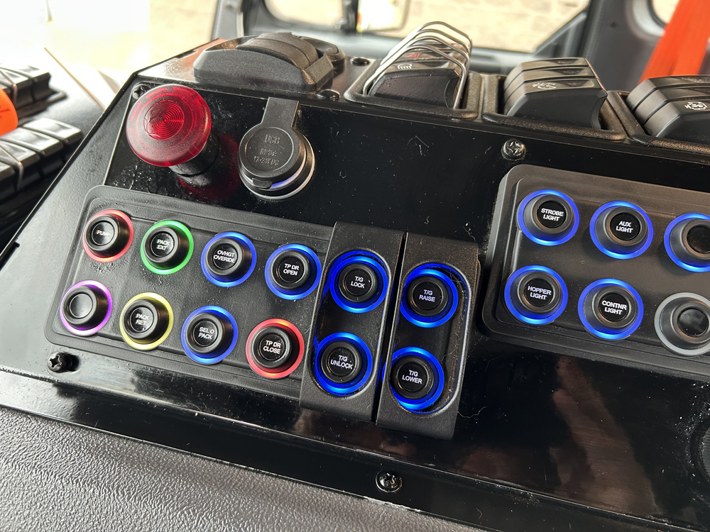 L8084 Peterbilt Front Loader (11)
