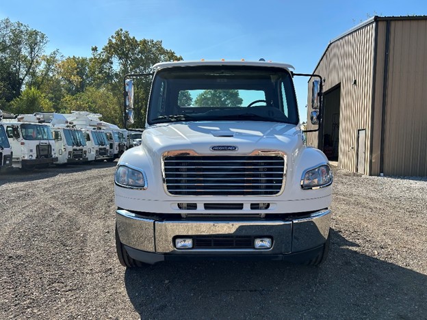 original-2018-freightliner-cab-and-chassis-33