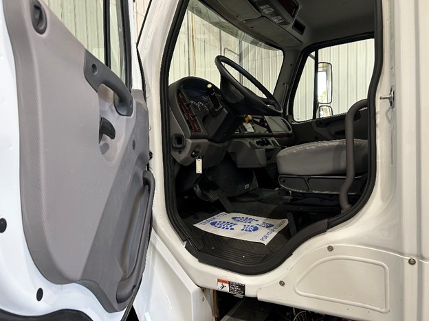 original-2018-freightliner-cab-and-chassis-39