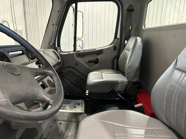 original-2018-freightliner-cab-and-chassis-42