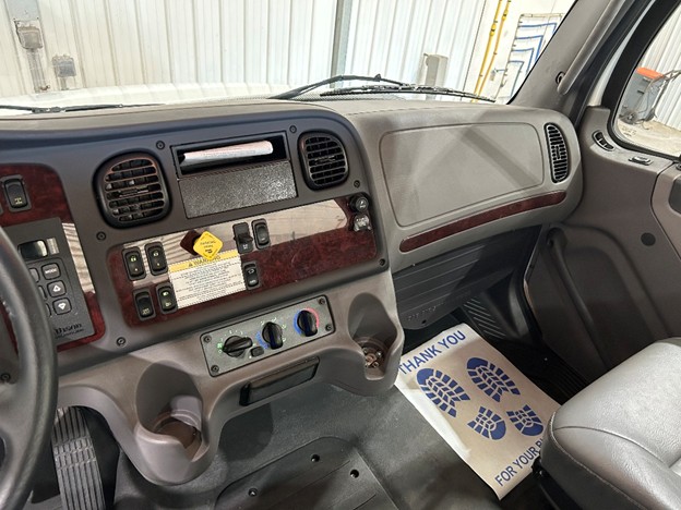 original-2018-freightliner-cab-and-chassis-43