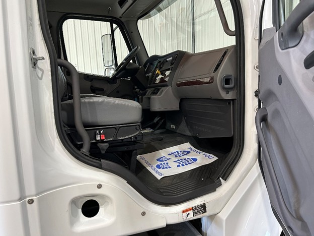 original-2018-freightliner-cab-and-chassis-45