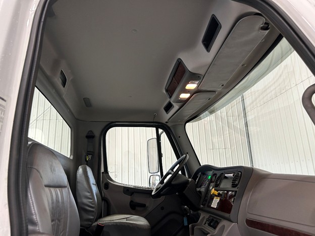 original-2018-freightliner-cab-and-chassis-47