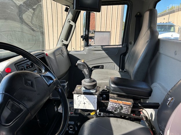 original-used-2013-international-automated-side-load-truck-35