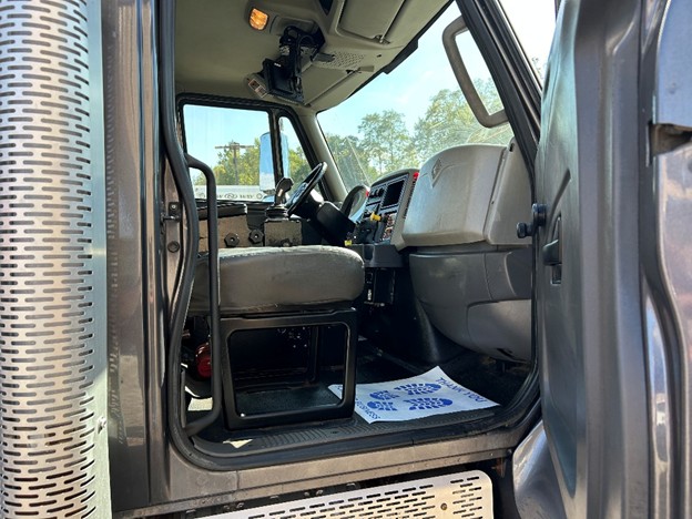 original-used-2013-international-automated-side-load-truck-39