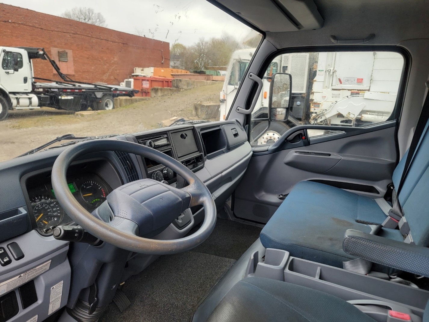 original-used-2014-mitsubishi-box-truck-36