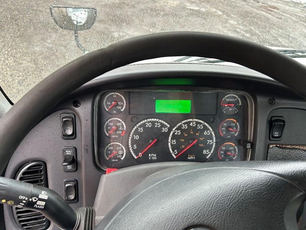 original-used-2016-freightliner-side-load-truck-28