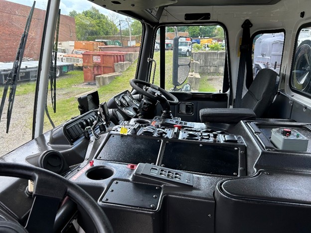 original-used-2017-autocar-automated-side-load-truck-27