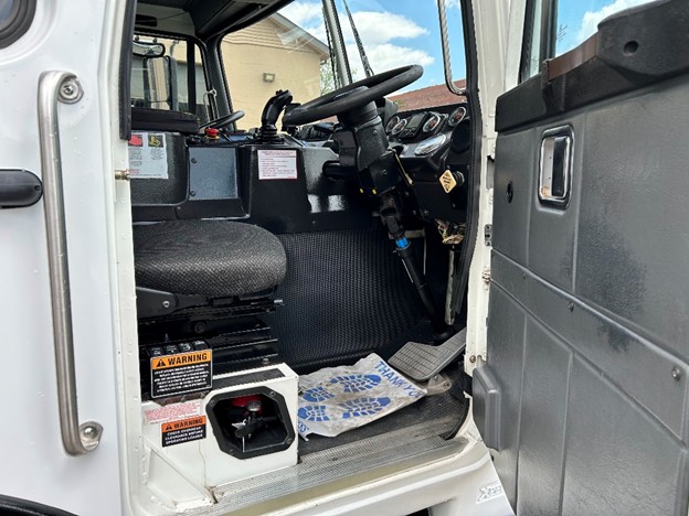 original-used-2017-autocar-automated-side-load-truck-29
