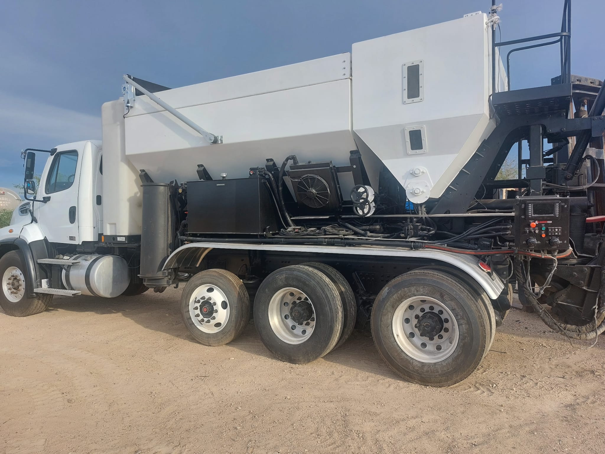 FREIGTLINER 2020 VOLUMETRIC MIXER CEMENTECH 2