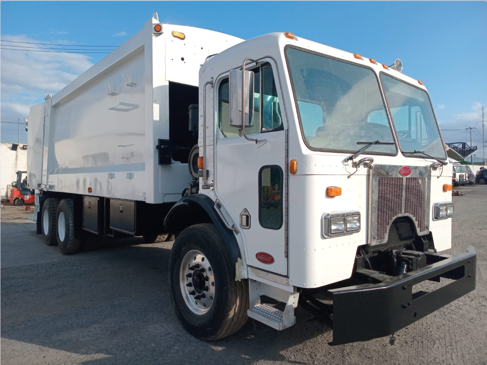 Peterbilt-2011-Heil-rear-loader-trash-truck-2