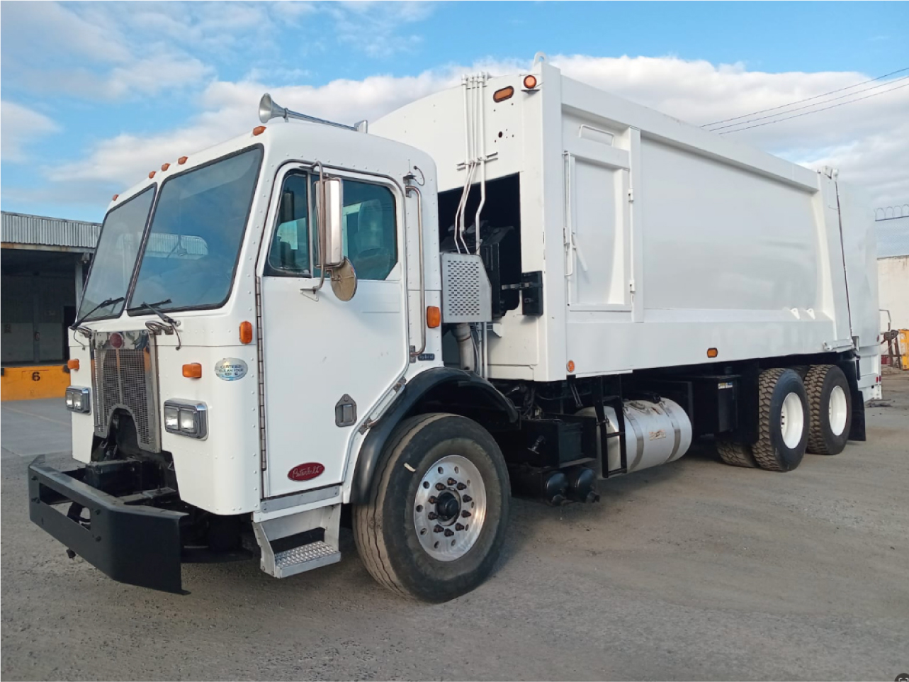 Peterbilt-2011-Heil-rear-loader-trash-truck-7