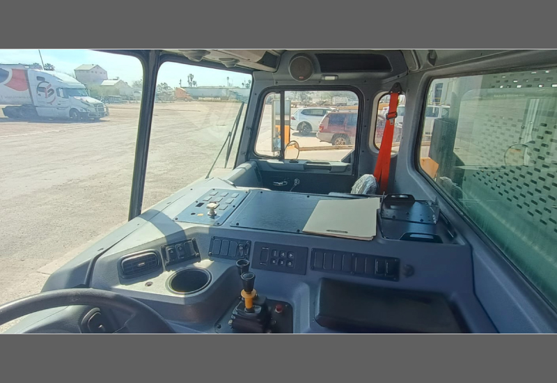 Peterbilt-2025-Hooklift-Marrel-roll-off-7