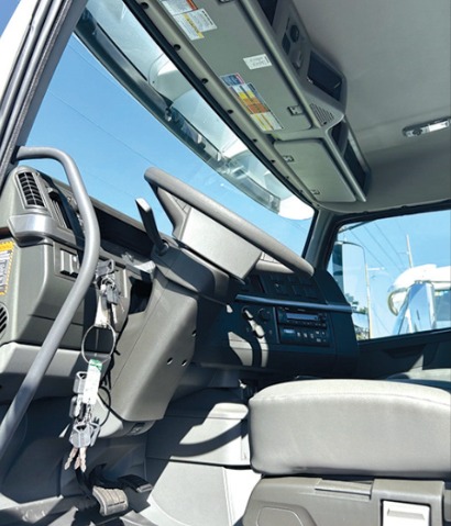 07_2026_Volvo_VHD_RollOff_c