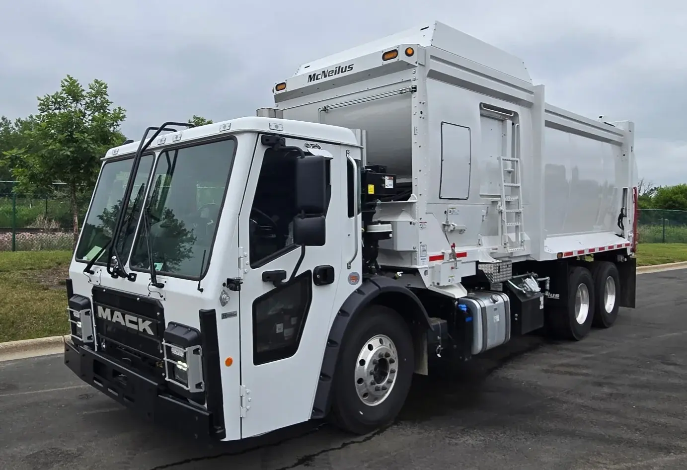 2026-mcneilus-zr-front-driver-angle