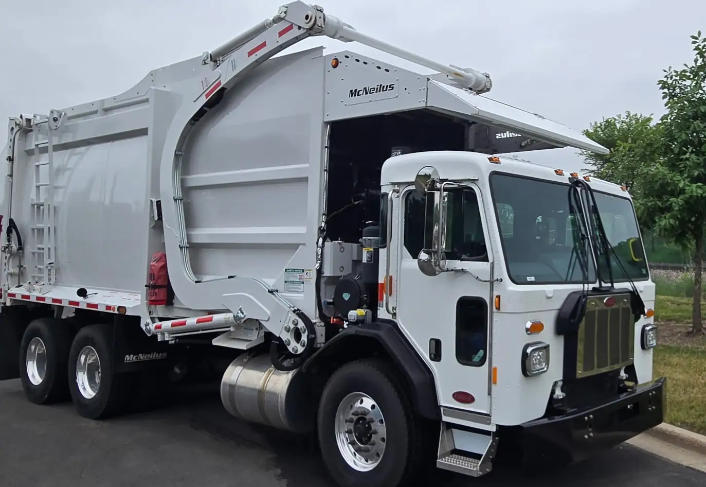 mcneilus-atlantic-commercial-40yd-front-passenger-angle