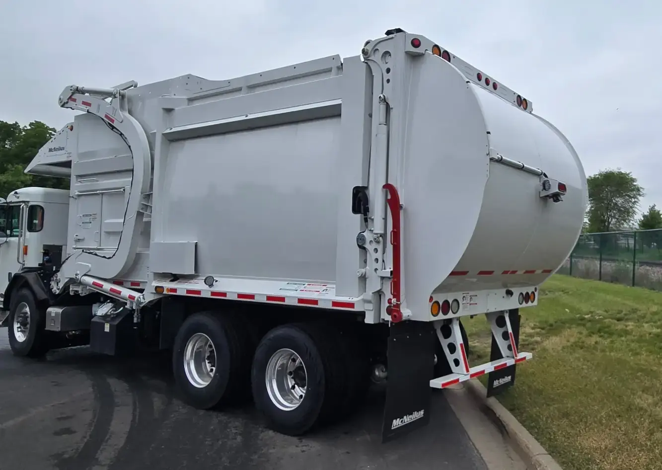 mcneilus-atlantic-commercial-40yd-rear-driver-angle