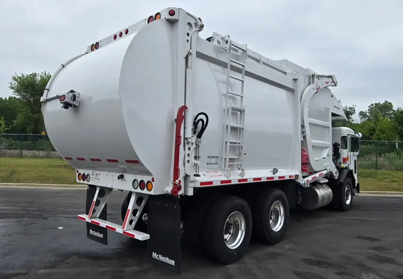 mcneilus-atlantic-commercial-40yd-rear-passenger-angle