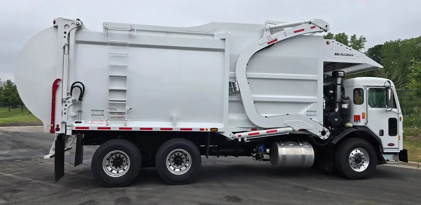 mcneilus-atlantic-front-loader-passenger-side-profile