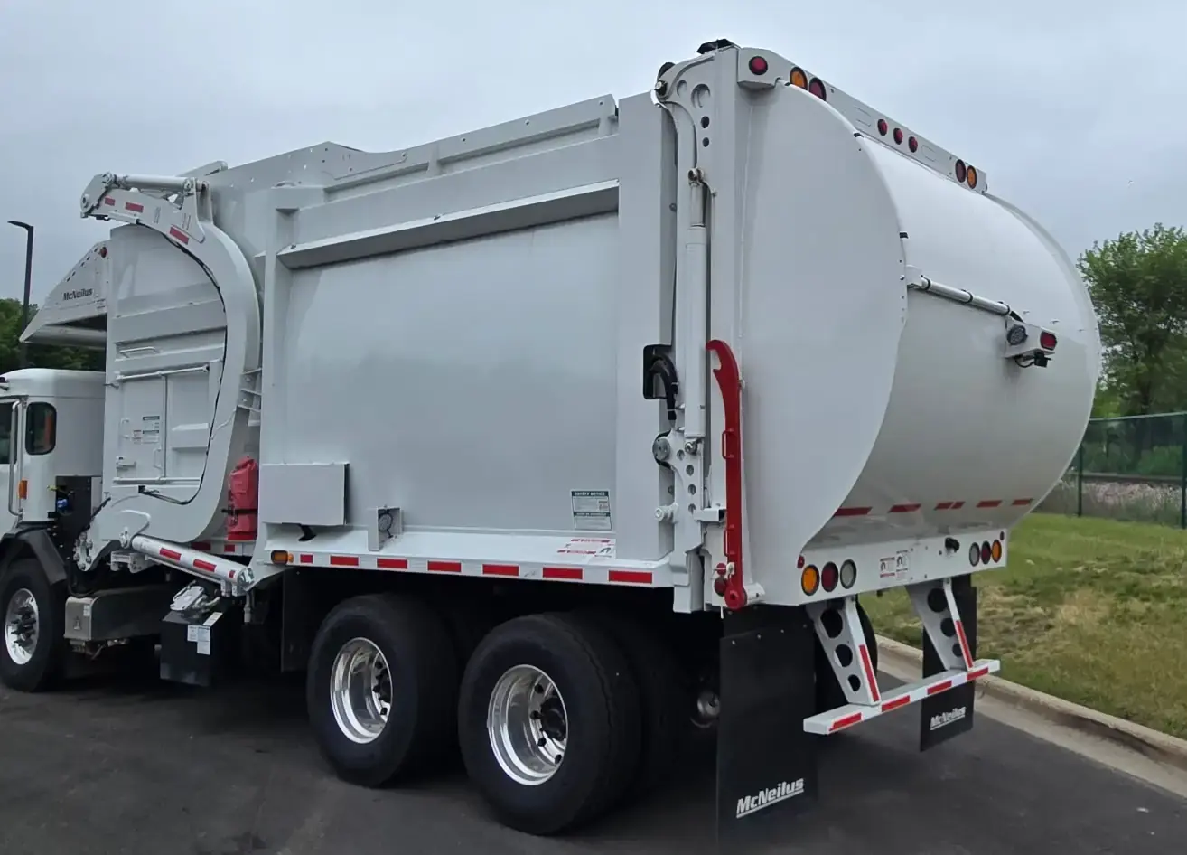 mcneilus-atlantic-front-loader-rear-driver-angle